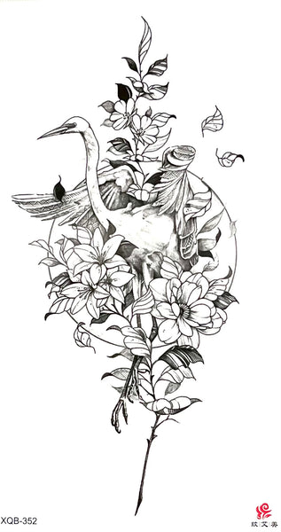 Лебедь с цветами